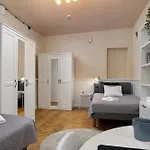 1800 By Vince - Private In Town Hall Square Alloggio in famiglia Tartu
