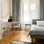 Séjour chez l'habitant 1800 By Vince - Private In Town Hall Square *