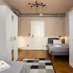 1800 By Vince - Private In Town Hall Square * Tartu