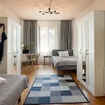 Séjour chez l'habitant 1800 By Vince - Private In Town Hall Square *