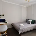 1800 By Vince - Private In Town Hall Square *