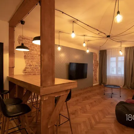 1800 By Vince - Private In Town Hall Square ホームステイ