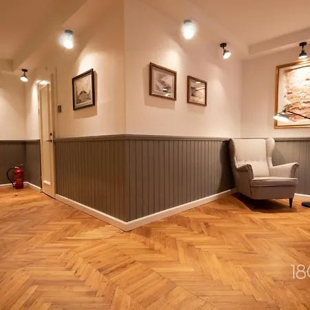 1800 By Vince - Private In Town Hall Square Homestay Tartu