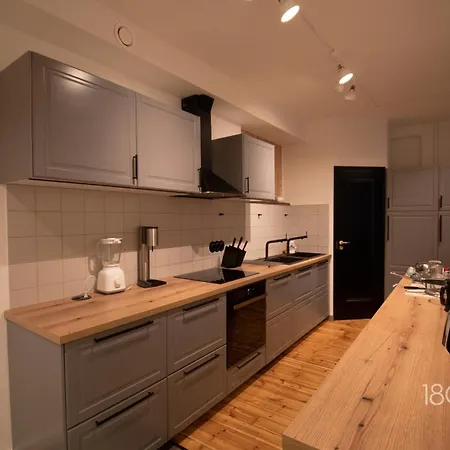 Homestay 1800 By Vince - Private In Town Hall Square Tartu