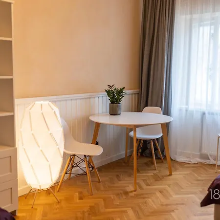 1800 By Vince - Private In Town Hall Square * Tartu