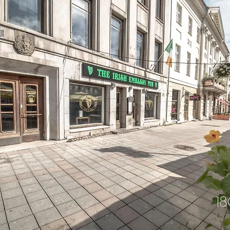 1800 By Vince - Private In Town Hall Square