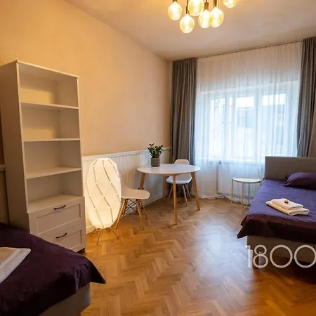 1800 By Vince - Private In Town Hall Square *