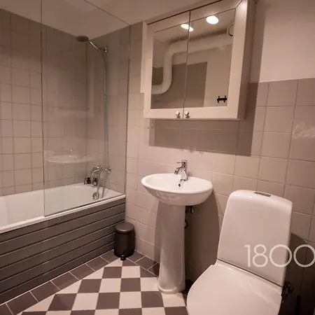 1800 By Vince - Private In Town Hall Square