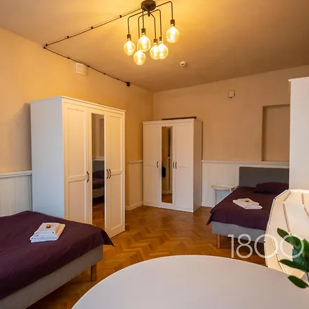 1800 By Vince - Private In Town Hall Square Homestay Tartu