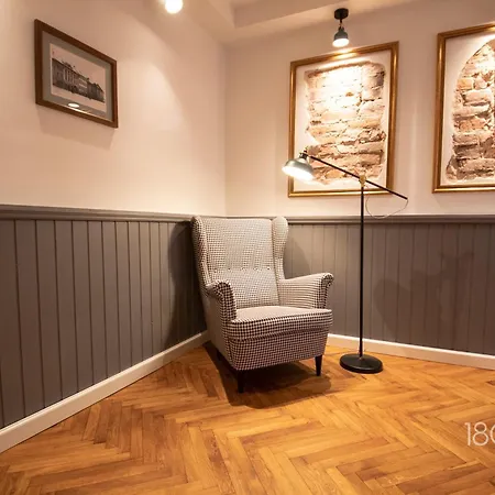 1800 By Vince - Private In Town Hall Square Homestay *