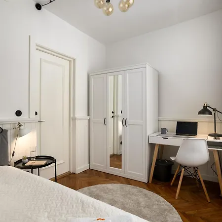 Rum i privatbostad 1800 By Vince - Private In Town Hall Square Tartu