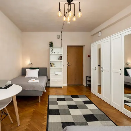 1800 By Vince - Private In Town Hall Square * Tartu