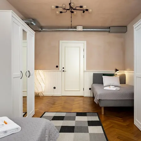 1800 By Vince - Private In Town Hall Square * טרטו