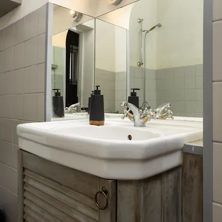 1800 By Vince - Private In Town Hall Square טרטו