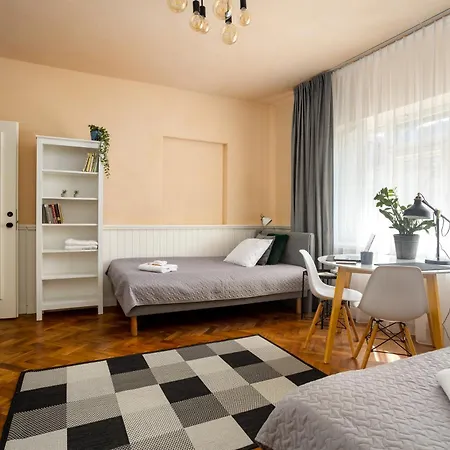 Rum i privatbostad 1800 By Vince - Private In Town Hall Square *