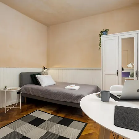 1800 By Vince - Private In Town Hall Square Alloggio in famiglia Tartu