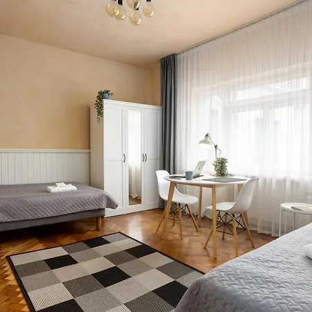 1800 By Vince - Private In Town Hall Square * Tartu