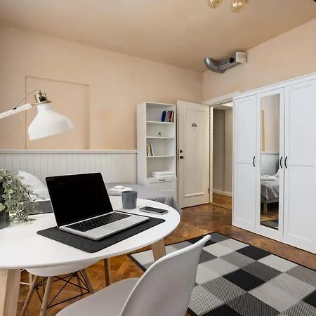 1800 By Vince - Private In Town Hall Square Tartu