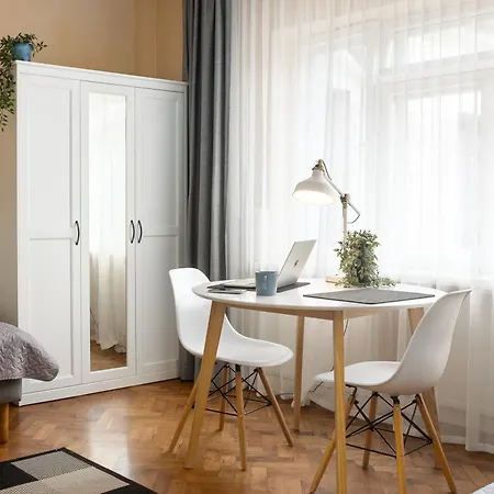 1800 By Vince - Private In Town Hall Square *