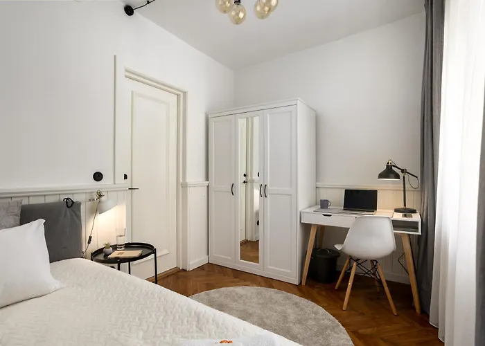 Rum i privatbostad 1800 By Vince - Private In Town Hall Square Tartu