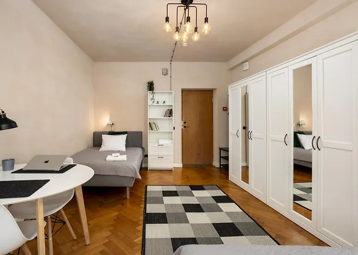 1800 By Vince - Private In Town Hall Square * Tartu