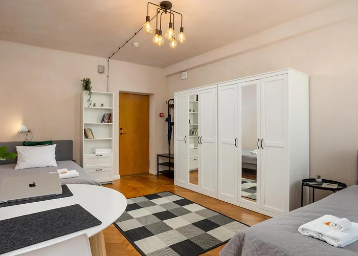 Rum i privatbostad 1800 By Vince - Private In Town Hall Square *