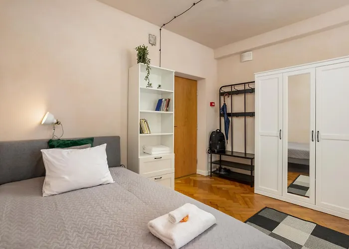 1800 By Vince - Private In Town Hall Square Tartu