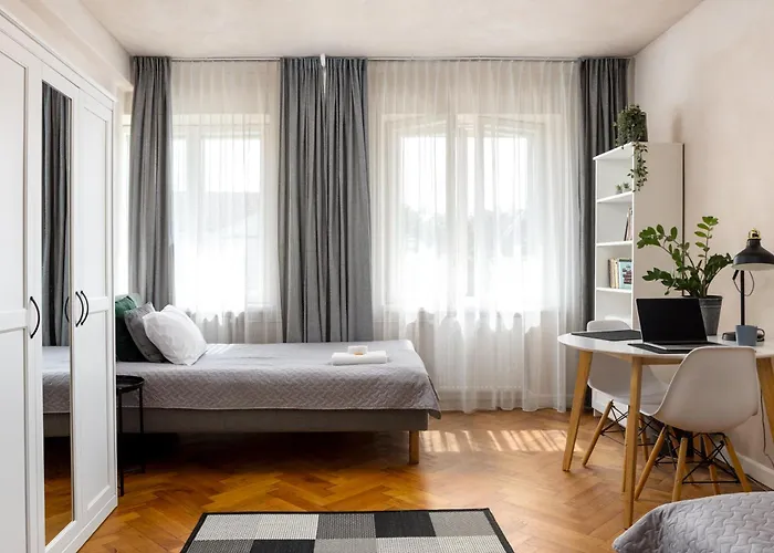 1800 By Vince - Private In Town Hall Square