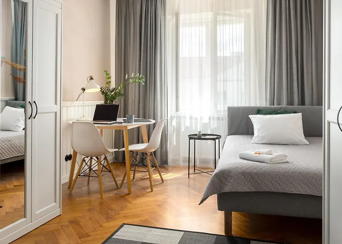 Rum i privatbostad 1800 By Vince - Private In Town Hall Square *