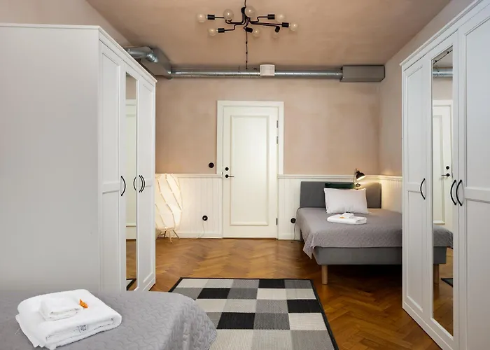 1800 By Vince - Private In Town Hall Square * Tartu