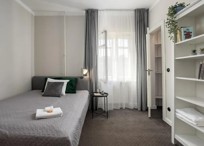 1800 By Vince - Private In Town Hall Square *