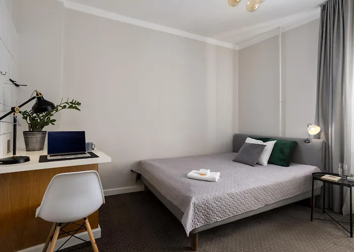 1800 By Vince - Private In Town Hall Square *