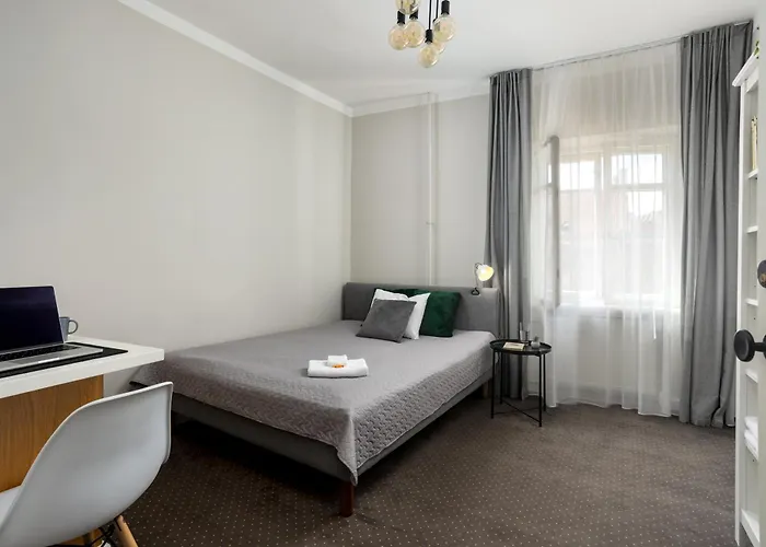 Rum i privatbostad 1800 By Vince - Private In Town Hall Square Tartu