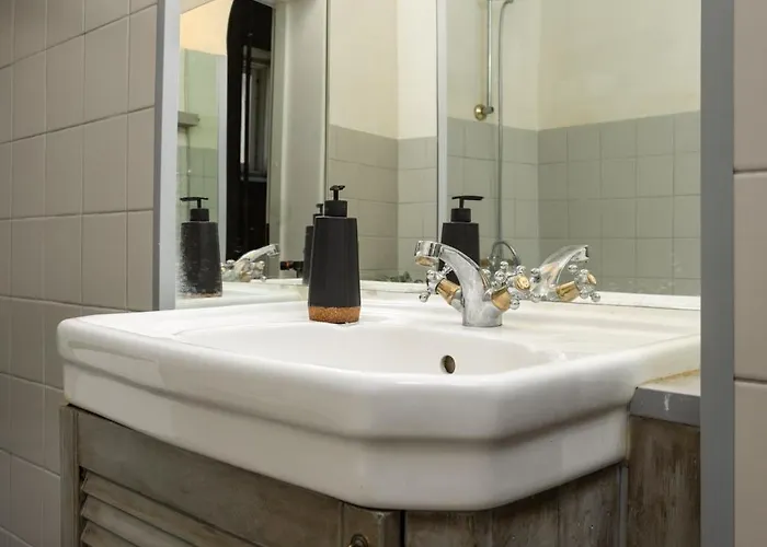 1800 By Vince - Private In Town Hall Square Tartu