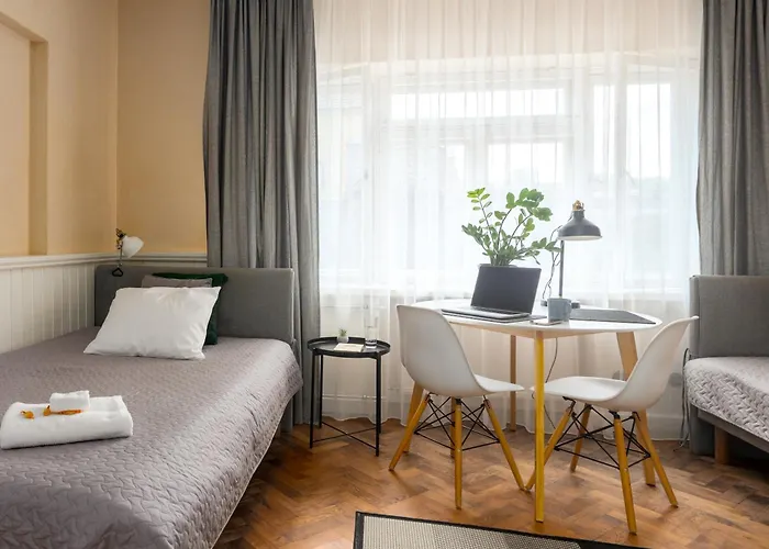 1800 By Vince - Private In Town Hall Square