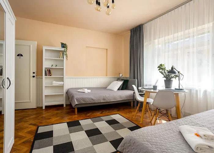 Rum i privatbostad 1800 By Vince - Private In Town Hall Square *