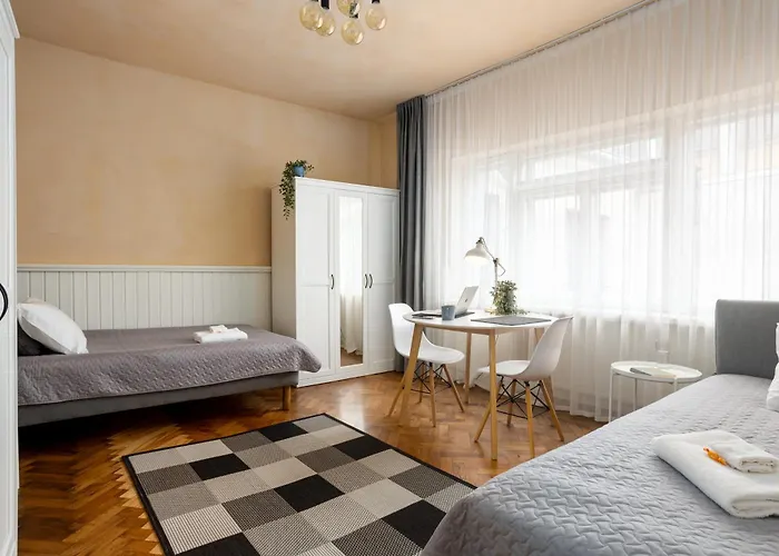 1800 By Vince - Private In Town Hall Square * Tartu