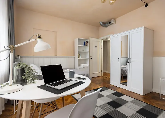 1800 By Vince - Private In Town Hall Square Tartu