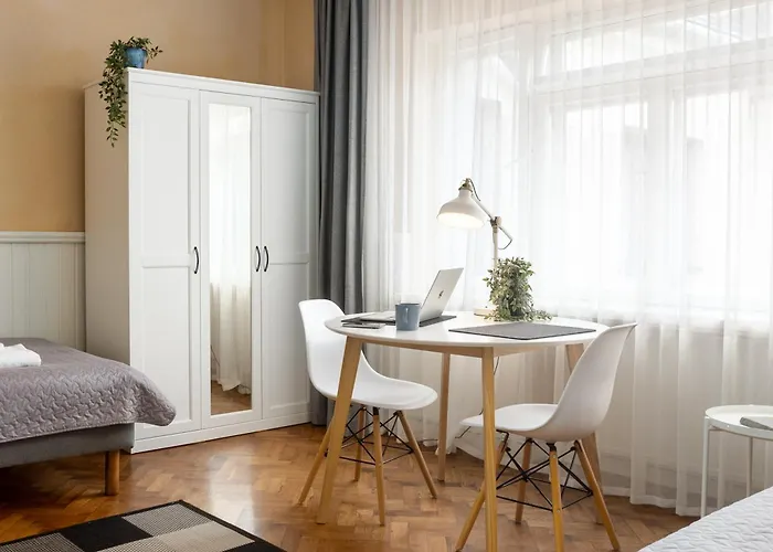 1800 By Vince - Private In Town Hall Square *